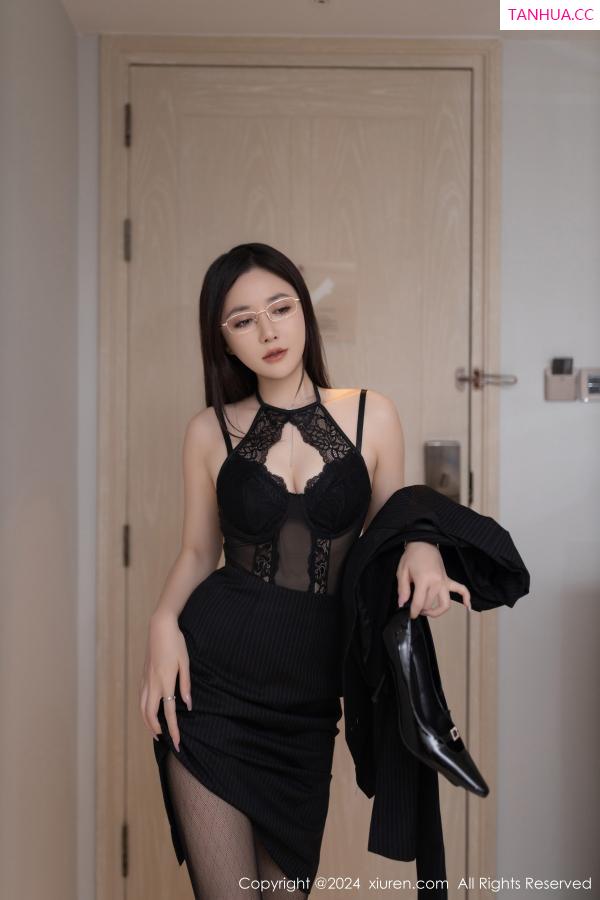 鱼子酱fish  [XiuRen]高清写真图 2024.01.19 No.7992 鱼子酱Fish 黑丝美腿第14张图片